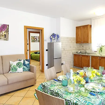Mirella, Quiet Area, With Parking Space And Wi-fi شقة